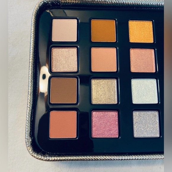 Luxurious Eyeshadow Palette with Glittering Gold Case - Picture 4 of 6